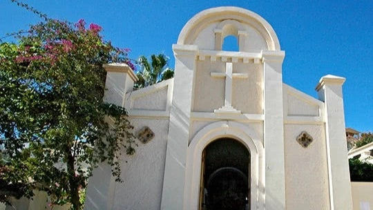 Iglesia de San Lucas white church building with cross